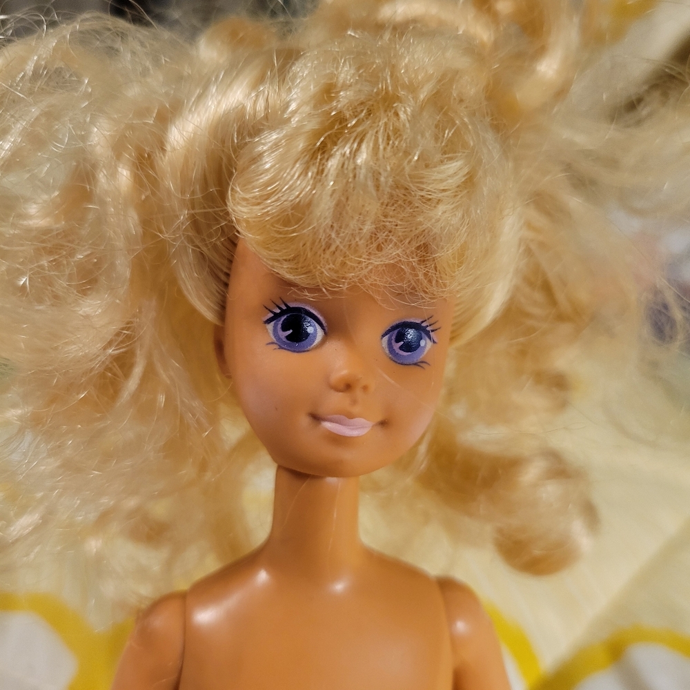 Vintage 1980's Skipper Barbie! She is wearing "babysitter skipper" outfit! - Picture 3 of 6